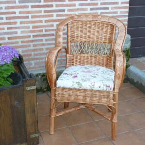 Sillón de mimbre, tejido de manera artesanal. fauteuil en osier, seient de vímet.