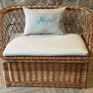 sofa baúl de mimbre para juguetes. cojón infantil bordado