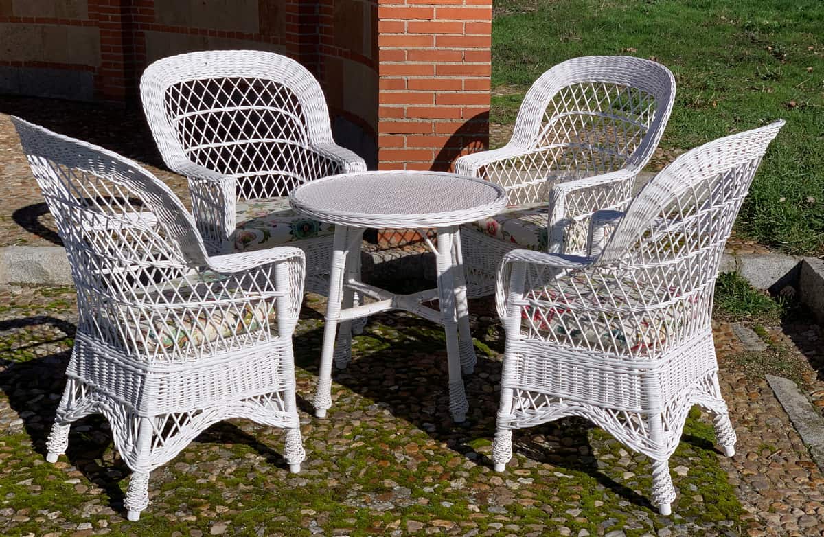 sillones de mimbre para jardín y terraza, pintados en blanco o en natural.