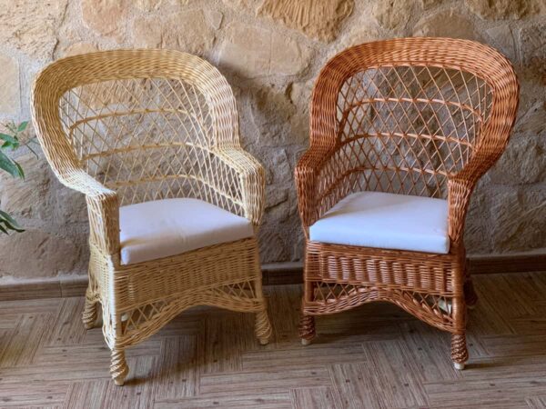 sillón tejido en mimbre de manera artesanal, fauteuil en osier